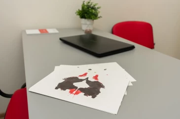 Картинки для теста Роршаха на столе врача